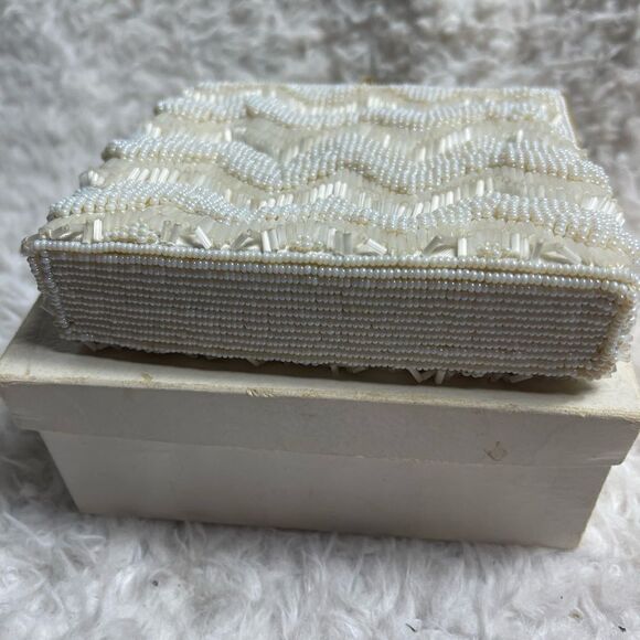 La Regale Handmade Beaded off white Handbag Clutch gold tone frame and strap. - Picture 8 of 12